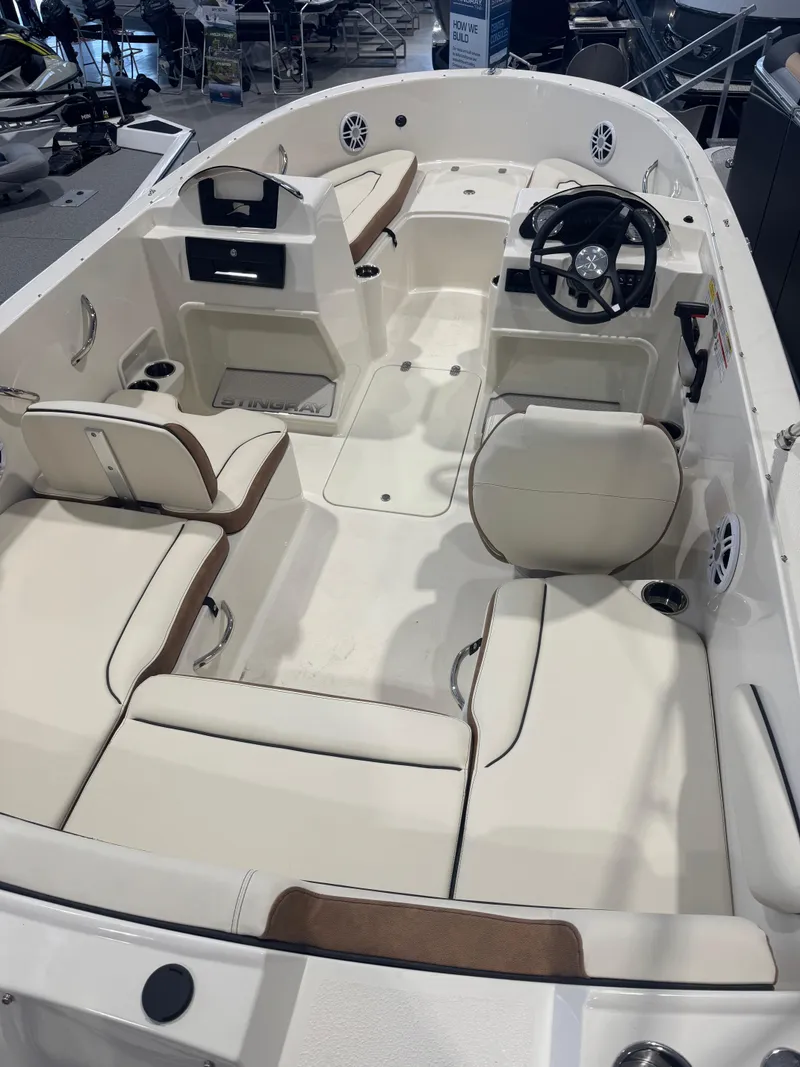 Slide: The Image of Stingray 172SC 2024 - 8