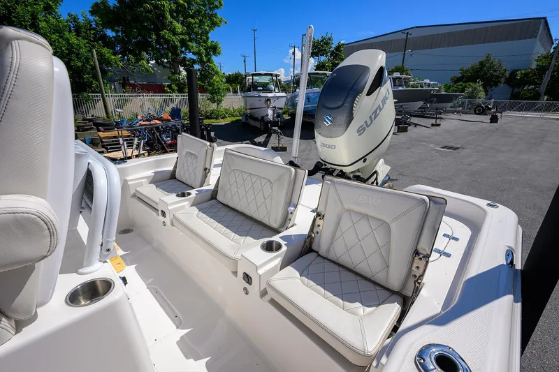 Slide: The Image of 2021 Blue Wave 2600 PureBay boat with Suzuki engine, featuring comfortable seating and modern design. - 29
