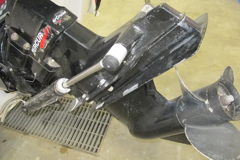 Slide: The Image of Outboard motor of a 2000 Chaparral 230 SSi boat, featuring a Mercury engine. - 16