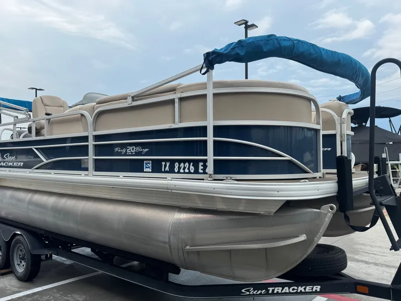 Slide: The Image of Sun Tracker 20DLX 2019 - 10