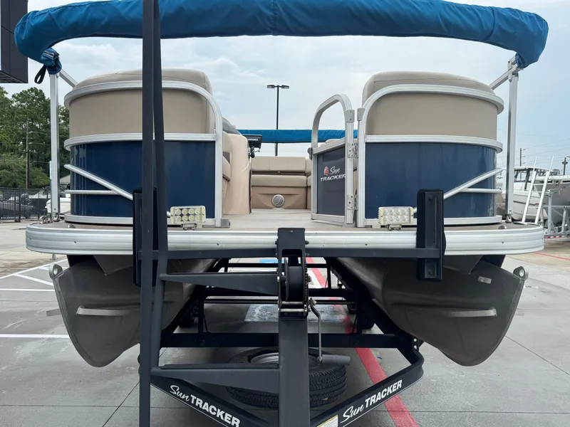 Slide: The Image of Sun Tracker 20DLX 2019 - 11