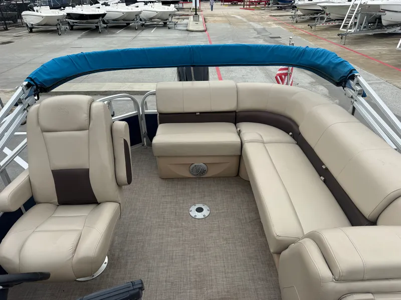 Slide: The Image of Sun Tracker 20DLX 2019 - 13