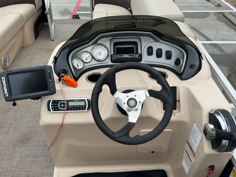 Slide: The Image of Sun Tracker 20DLX 2019 - 14