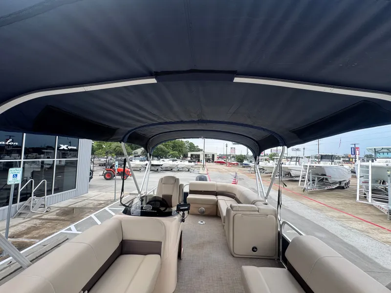 Slide: The Image of Sun Tracker 20DLX 2019 - 16