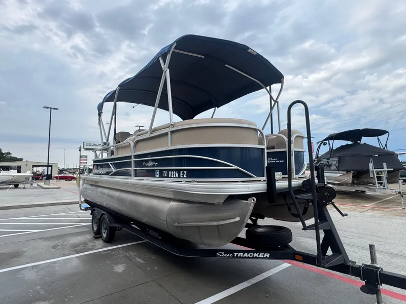 Slide: The Image of Sun Tracker 20DLX 2019 - 17