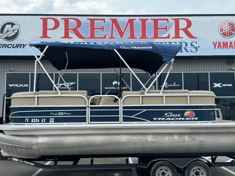 Slide: The Image of Sun Tracker 20DLX 2019 - 18