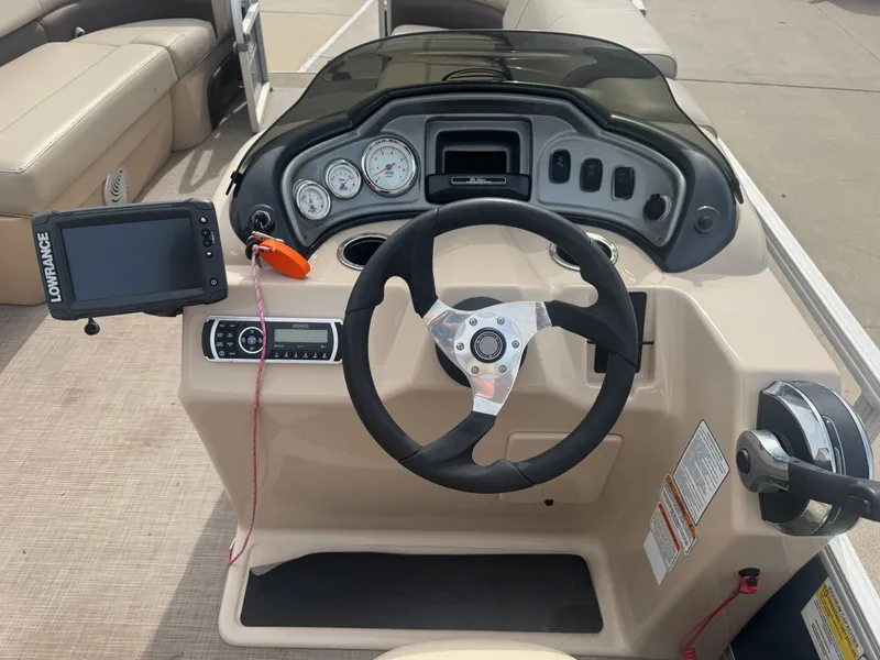 Slide: The Image of Sun Tracker 20DLX 2019 - 19