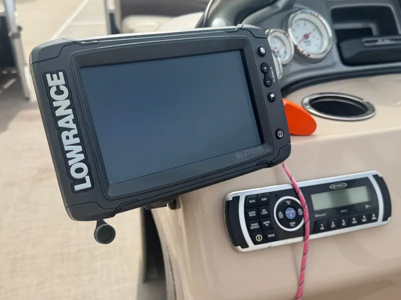 Slide: The Image of Sun Tracker 20DLX 2019 - 22