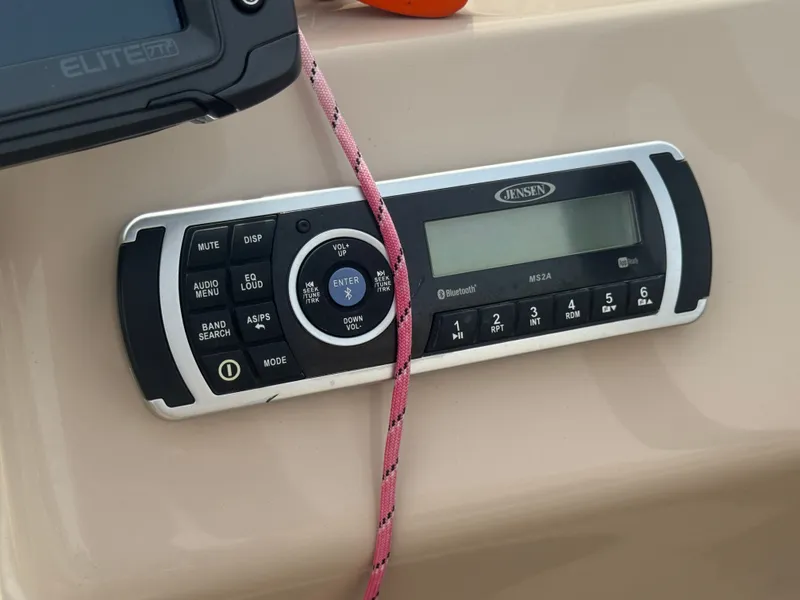 Slide: The Image of Sun Tracker 20DLX 2019 - 23