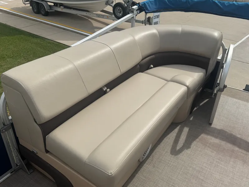 Slide: The Image of Sun Tracker 20DLX 2019 - 24