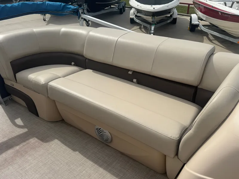 Slide: The Image of Sun Tracker 20DLX 2019 - 25