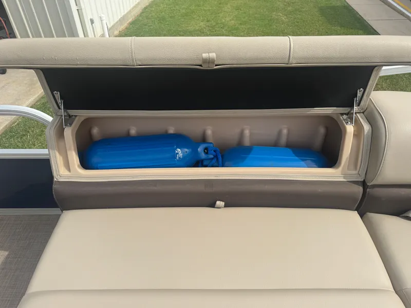 Slide: The Image of Sun Tracker 20DLX 2019 - 26