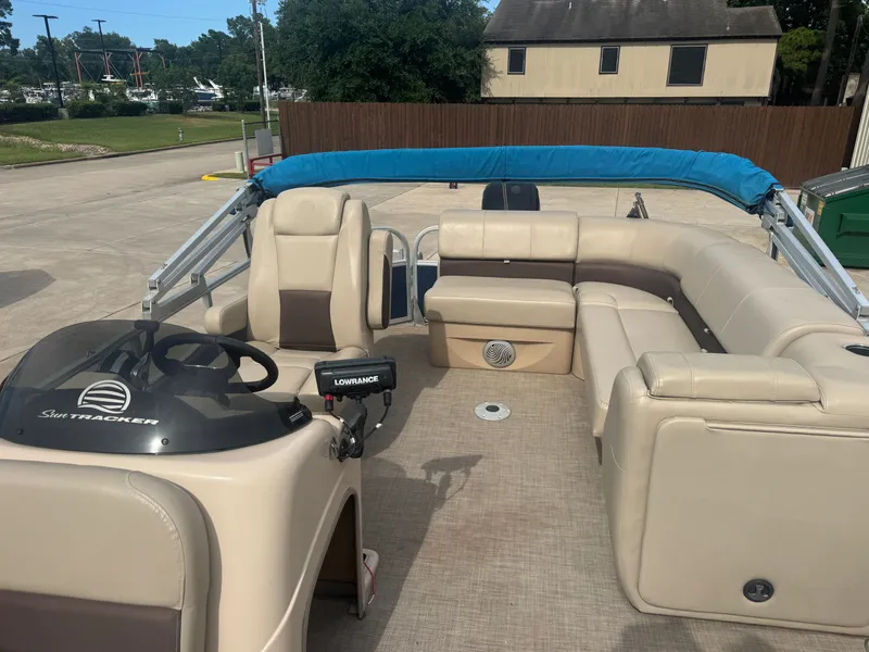 Slide: The Image of Sun Tracker 20DLX 2019 - 28