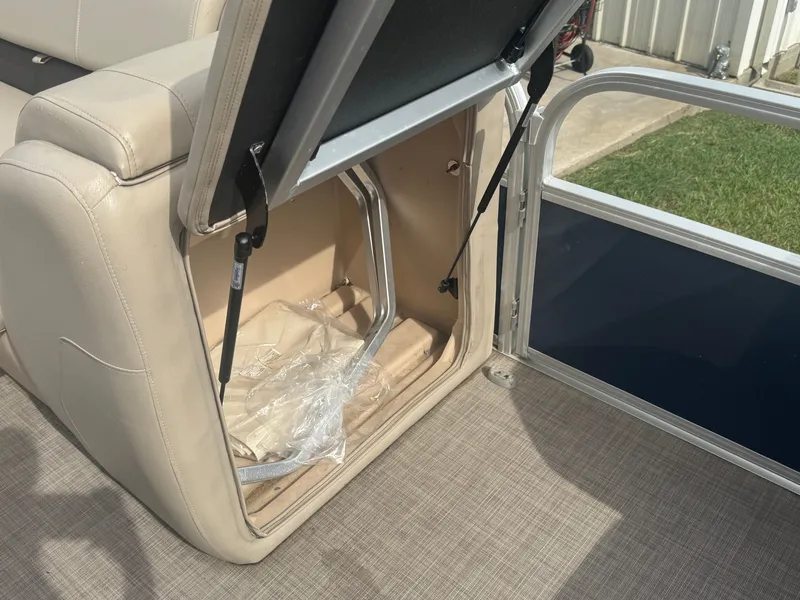 Slide: The Image of Sun Tracker 20DLX 2019 - 29