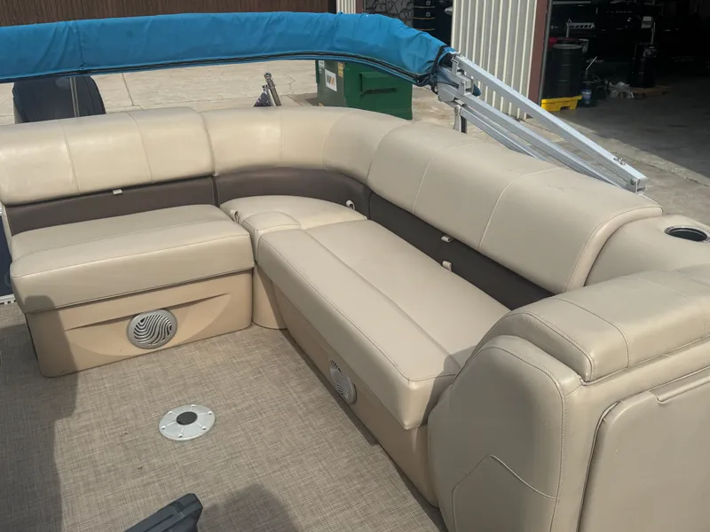 Slide: The Image of Sun Tracker 20DLX 2019 - 30