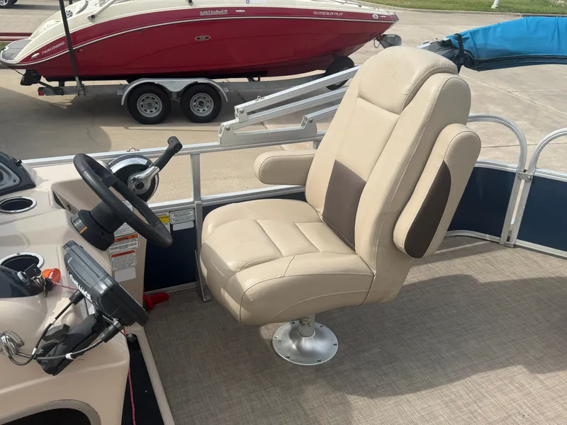 Slide: The Image of Sun Tracker 20DLX 2019 - 31