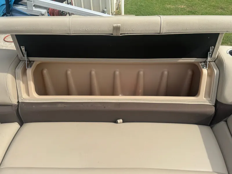 Slide: The Image of Sun Tracker 20DLX 2019 - 32