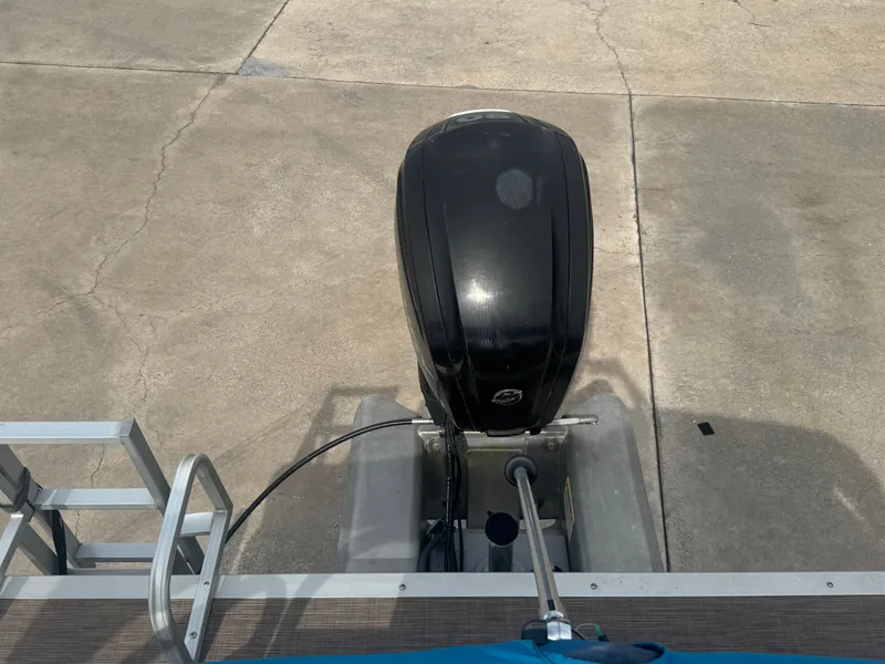 Slide: The Image of Sun Tracker 20DLX 2019 - 33