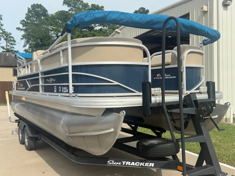 Slide: The Image of Sun Tracker 20DLX 2019 - 34