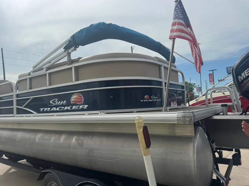 Slide: The Image of Sun Tracker 20DLX 2019 - 36