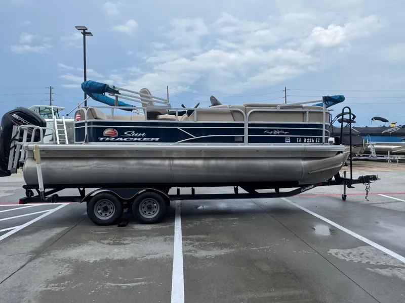 Slide: The Image of Sun Tracker 20DLX 2019 - 8