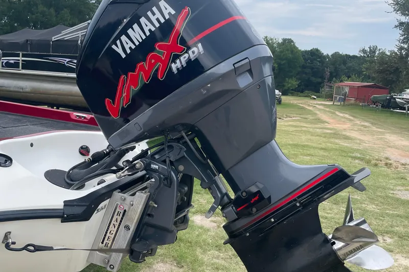 Slide: The Image of 2008 Ranger 520VX boat with Yamaha VMAX HPDI outboard motor in grassy area. - 6