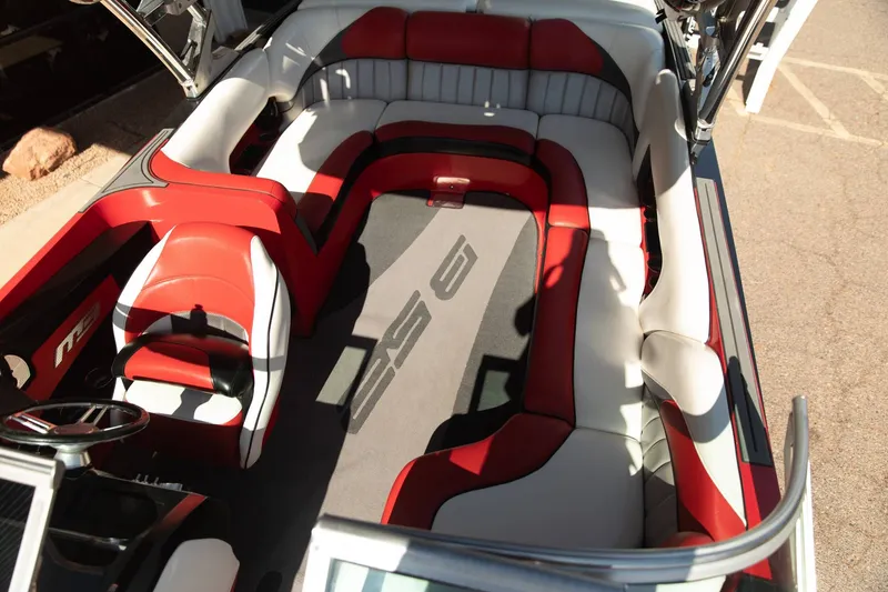 Slide: The Image of MB B52 2016 - 15