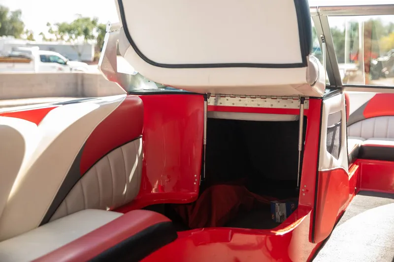 Slide: The Image of MB B52 2016 - 9