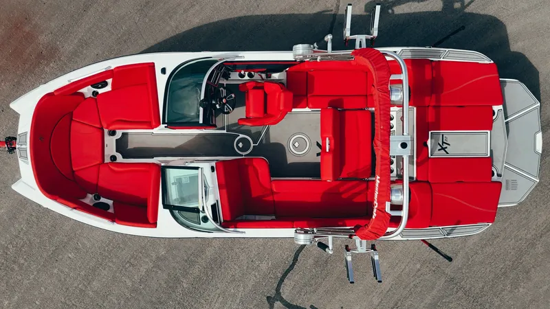 Slide: The Image of MasterCraft XT22 2021 - 2