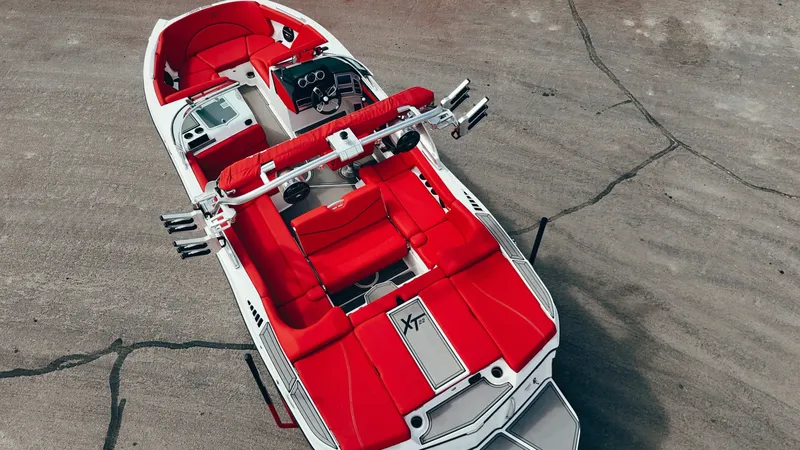 Slide: The Image of MasterCraft XT22 2021 - 4