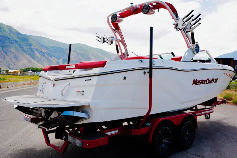 Slide: The Image of MasterCraft XT22 2021 - 8