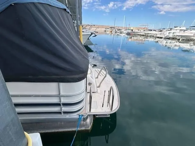 Slide: The Image of South Bay 925 CR TRITOON INBOARD 2007 - 10