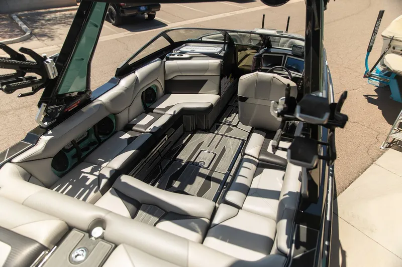 Slide: The Image of Centurion Ri230 2022 - 6