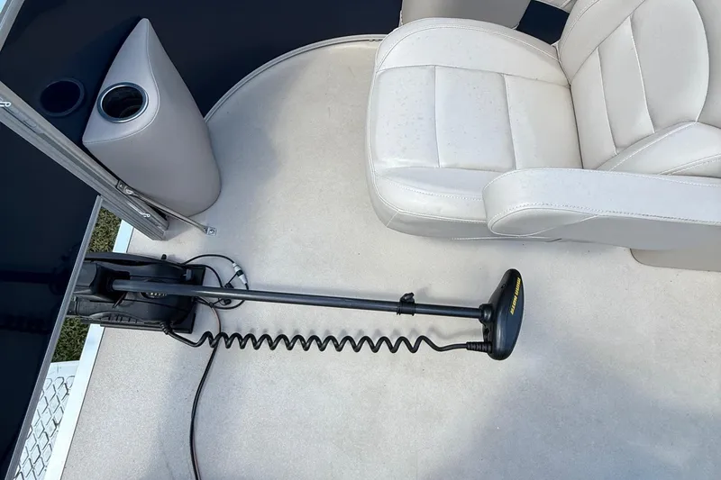 Slide: The Image of 2016 Sylvan Mirage Fish 8520 4-PT boat interior with seat and trolling motor. - 10