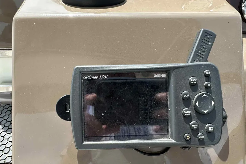 Slide: The Image of Garmin GPSmap 376C on 2005 Regal 3350 Sport Cruiser dashboard. - 26