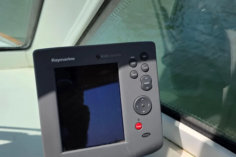Slide: The Image of Raymarine chartplotter on 2006 Nordic Star 33 Runabout boat dashboard. - 21
