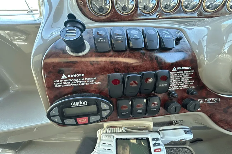 Slide: The Image of Four Winns 288 Vista 2004 - 13