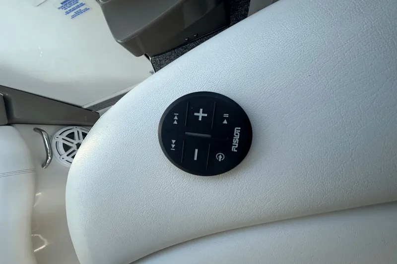 Slide: The Image of Four Winns 288 Vista 2004 - 18