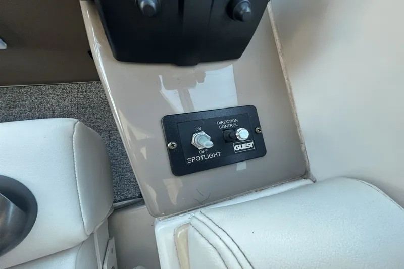 Slide: The Image of Four Winns 288 Vista 2004 - 20