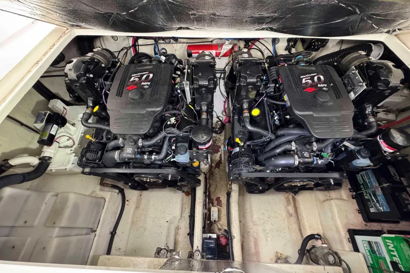 Slide: The Image of Twin MerCruiser 5.0 MPI engines in a 2007 Sea Ray 280 Sundancer boat. - 20