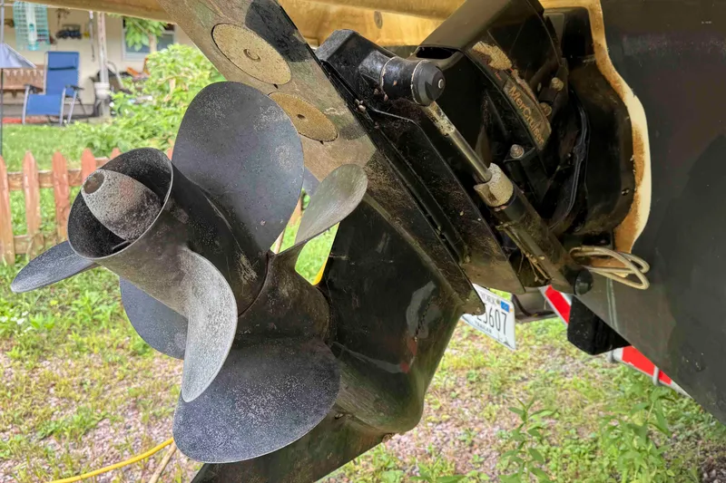 Slide: The Image of Close-up of 2007 Sea Ray 280 Sundancer boat propeller and drive system. - 22