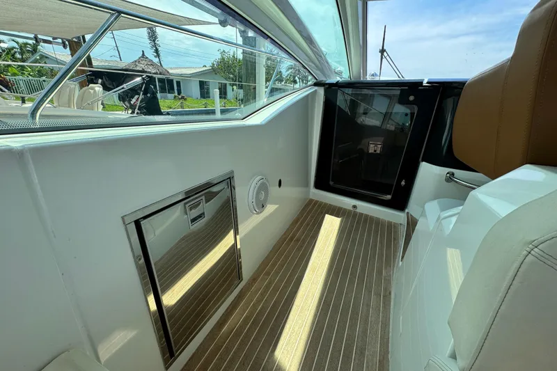 Slide: The Image of Interior view of 2018 Beneteau Gran Turismo 46 yacht, featuring sleek design and modern amenities. - 23