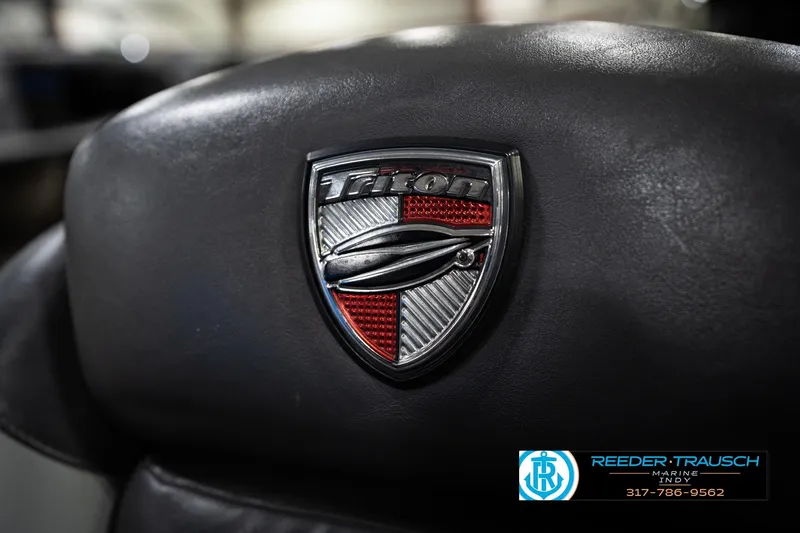 Slide: The Image of Triton 18TRX 2015 logo on black leather seat, Reeder Trausch Marine branding visible. - 39