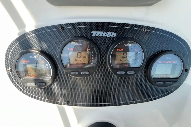 Slide: The Image of Dashboard of a 2003 Triton 2690 CC boat with Yamaha gauges. - 19