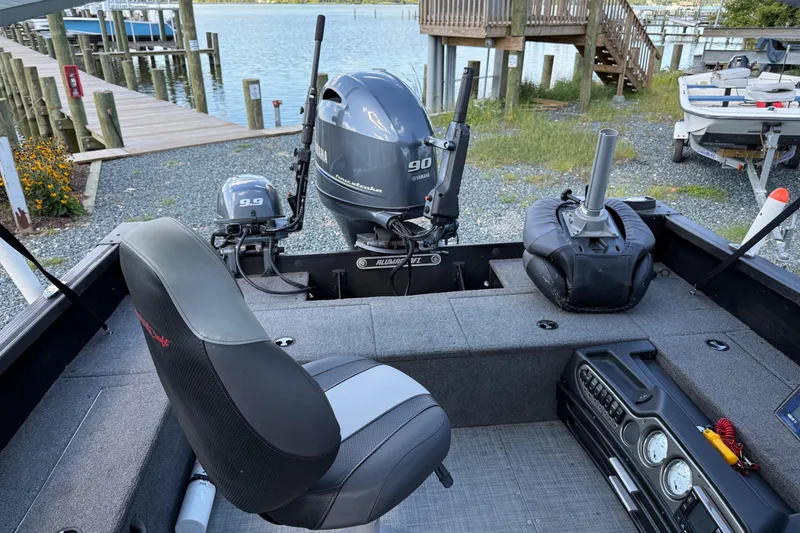 Slide: The Image of 2019 Alumacraft Competitor 185 CS boat interior with Yamaha outboard motors. - 7