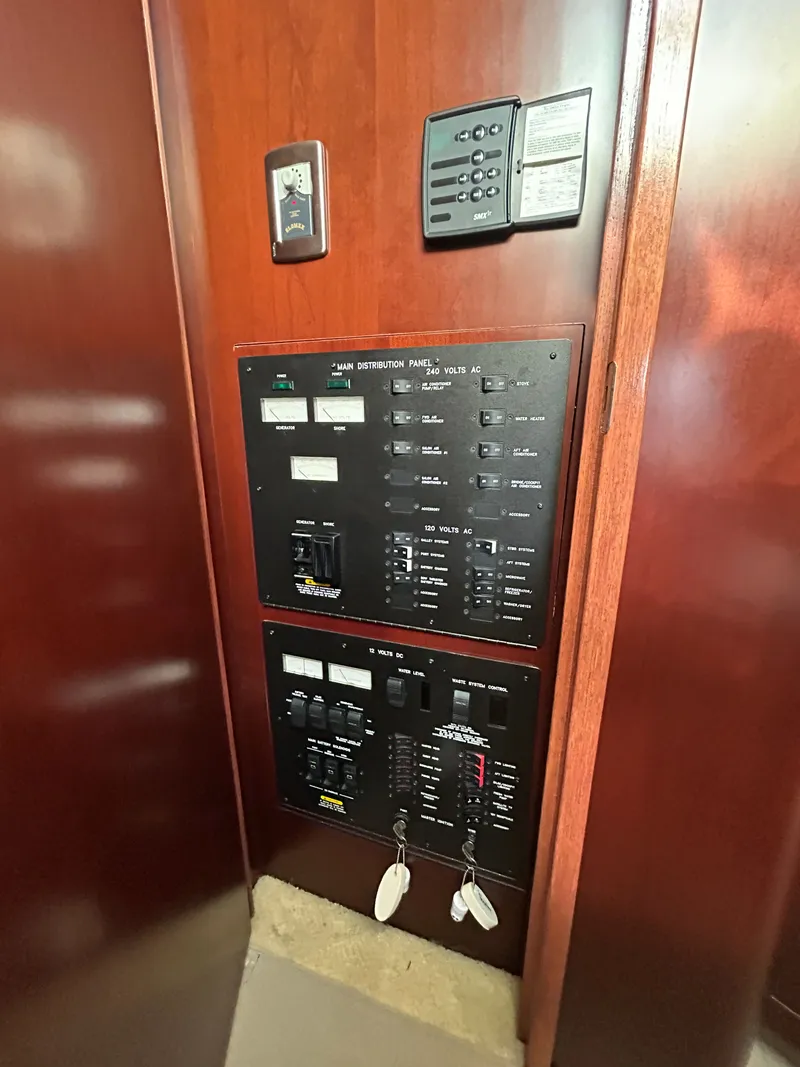 Slide: The Image of Sea Ray 390 Motor Yacht 2005 - 31