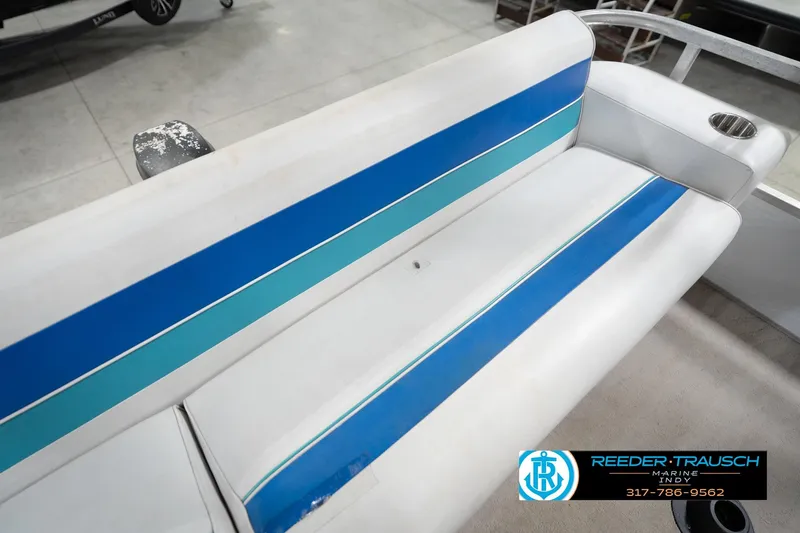 Slide: The Image of Close-up of throttle control on 1996 Godfrey Sweetwater 180 EX boat. - 33