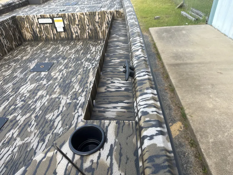 Slide: The Image of Avid 16 Commander 2026 - 16