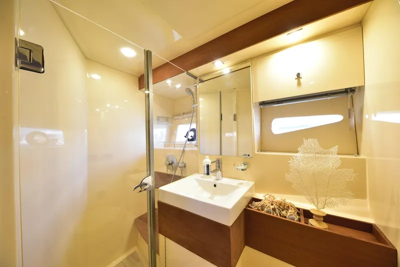 Slide: The Image of Sea Ray 410 Sundancer 2013 - 68