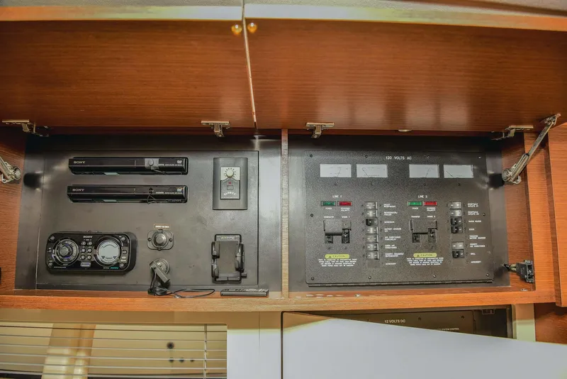 Slide: The Image of Sea Ray 410 Sundancer 2013 - 72